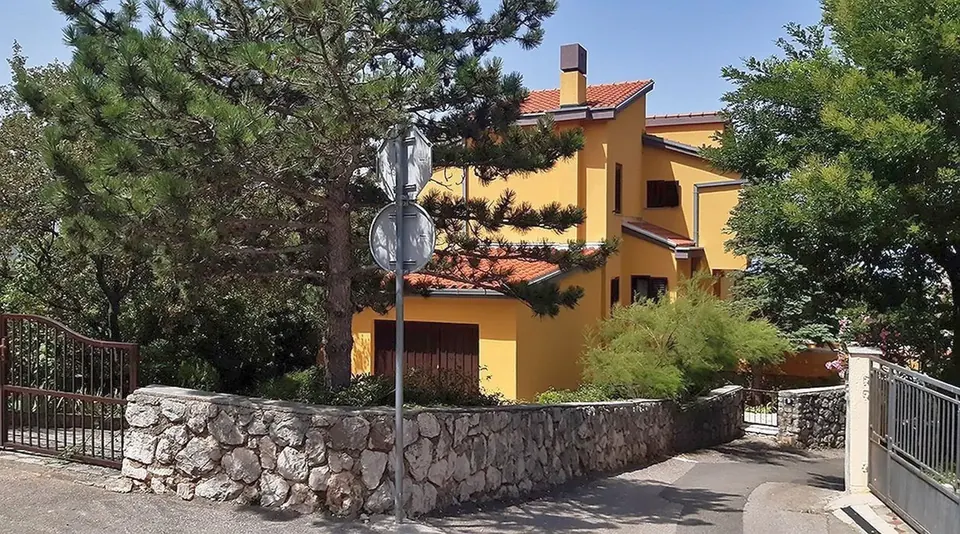 Kuća i kameni zid