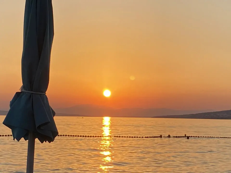 Zalazak sunca iza suncobrana