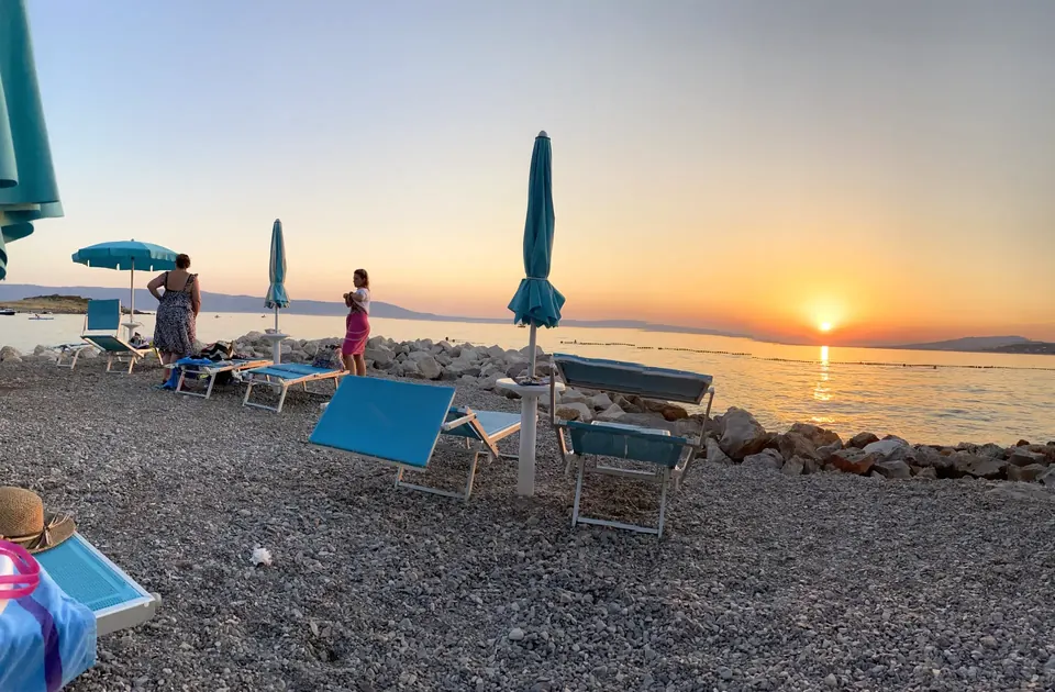 Plaža u zalazak sunca