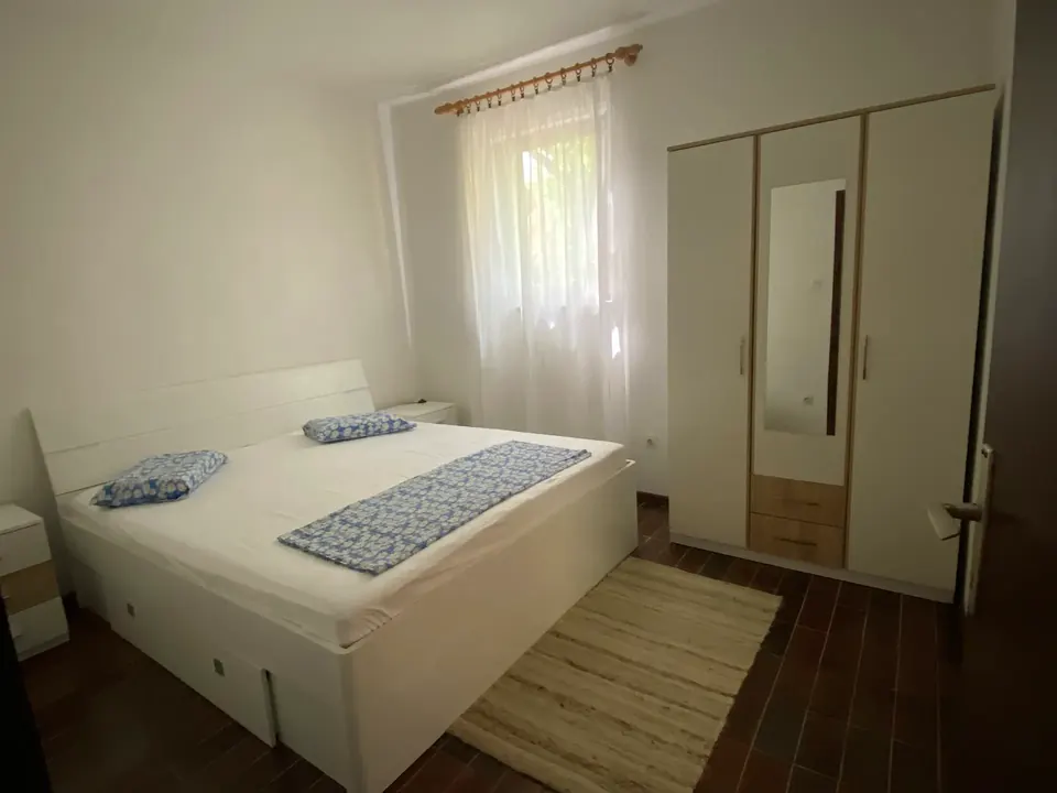 Spavaća soba s bračnim krevetom